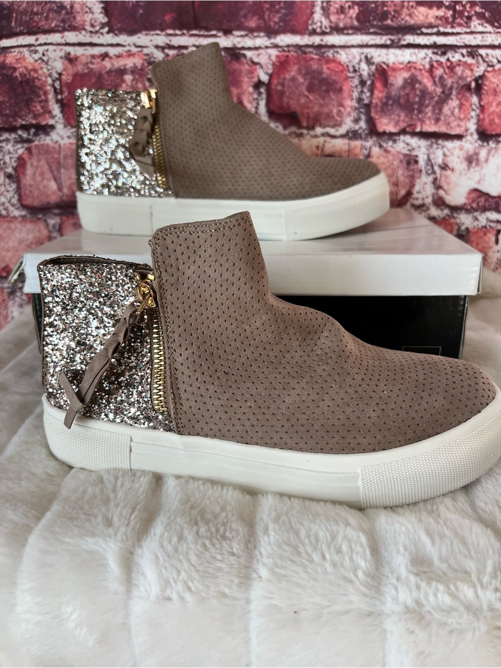 Dolce Vita Kids Carl Taupe Glitter Faux Suede Sneakers Shoes Size 4 NWT